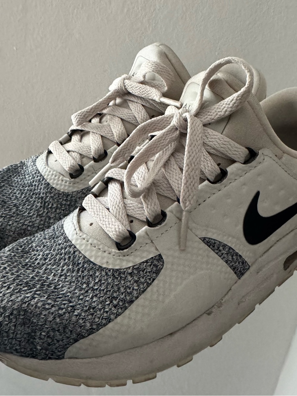 NIKE AIR MAX ZERO SE (GS)
Light Bone/ Black-Black-White